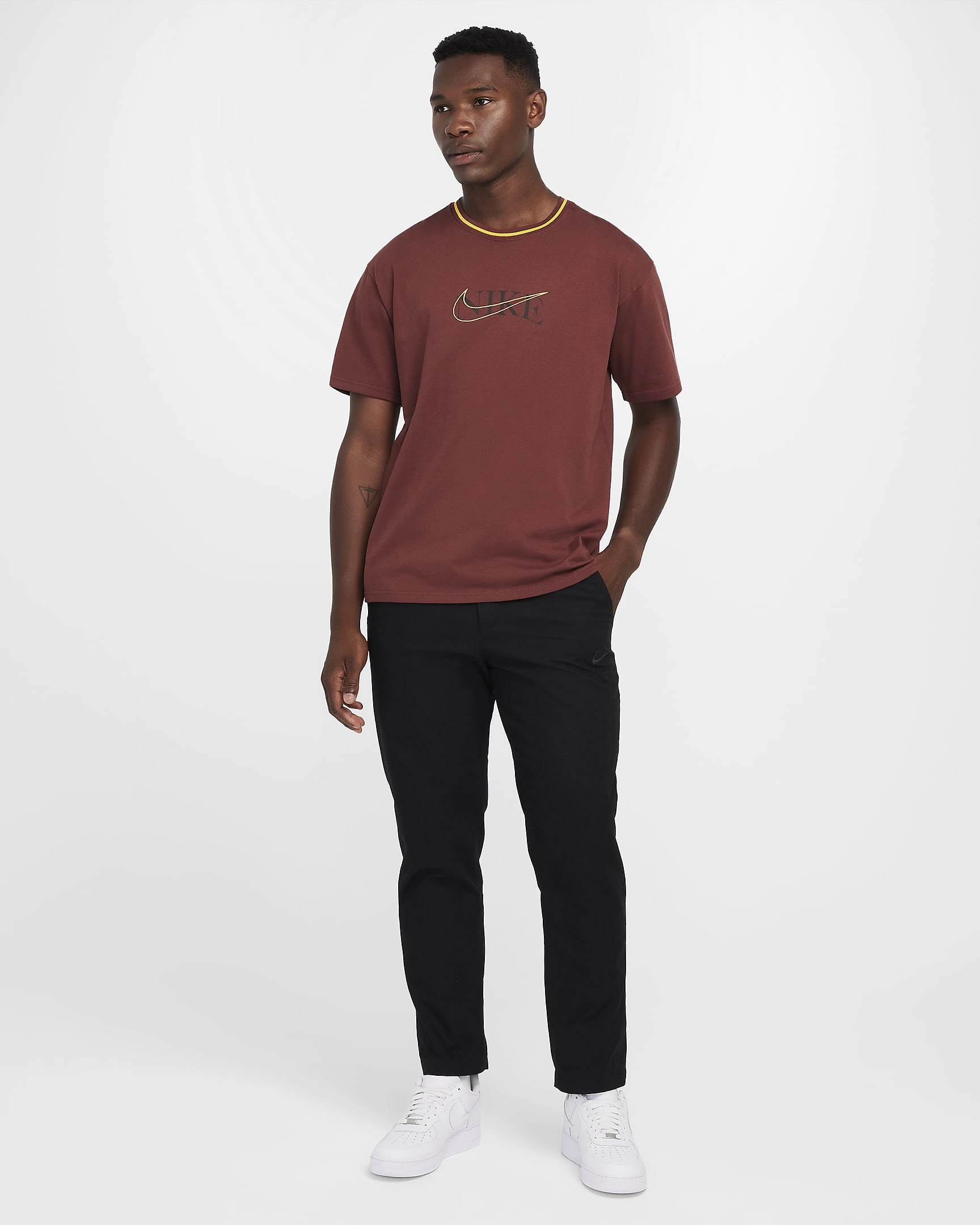 Nike Max90 Sportswear T-skjorte: Ditt neste streetwear-mesterverk. Komfort og stil, forent i én perfekt tee.